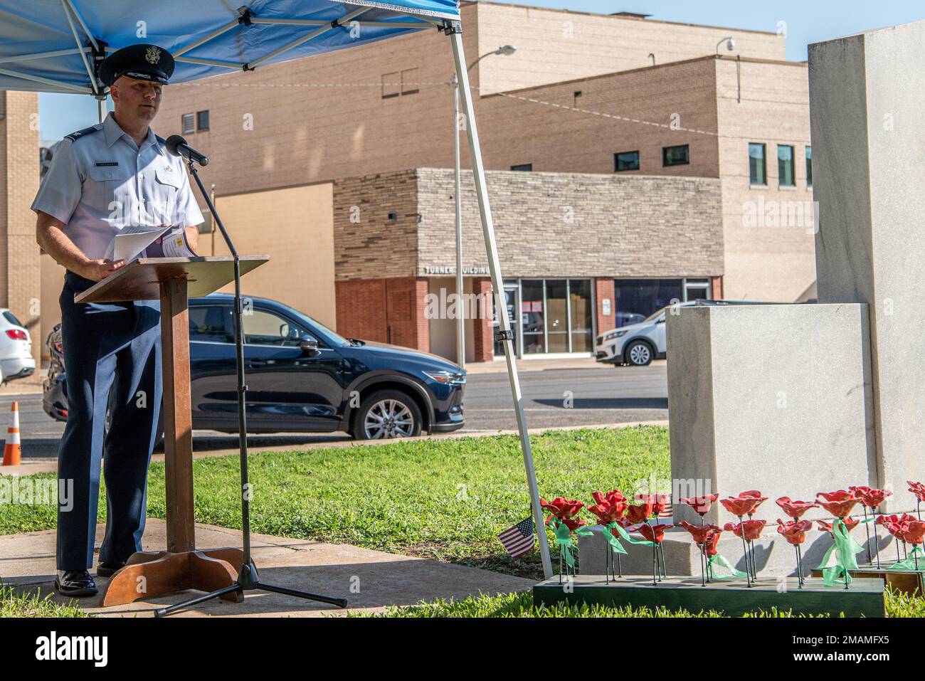 STATI UNITI Matthew Reilman, comandante dell'aeronautica militare 17th, parla durante un servizio del Memorial Day presso il Tom Green County Courthouse Lawn, San Angelo, Texas, 30 maggio 2022. Reilman ha sottolineato l'importanza di onorare coloro che hanno dato la loro vita nella linea di dovere così come coloro che continua senza di loro. Foto Stock