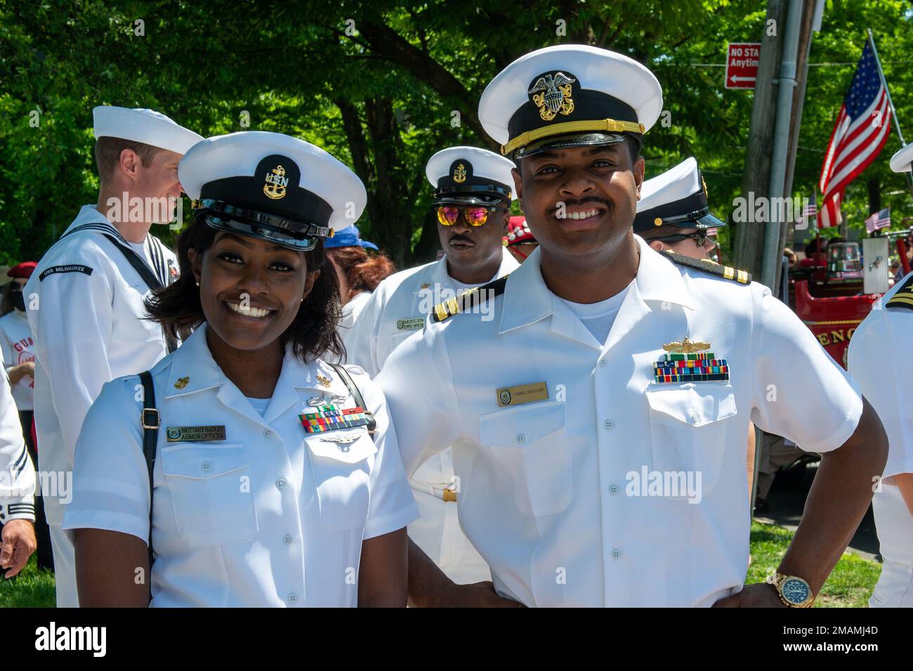 NEW YORK (30 MAGGIO 2022) STATI UNITI Gabriel Singletary e Chief Operations Specialist Brittany Hadley, della USS Milwaukee (LCS 5), all'annuale Staten Island Memorial Day Parade, durante la Fleet Week. La Fleet Week di New York, che ha ormai raggiunto i 34th anni, è la celebrazione dei servizi marittimi da tempo celebrata dalla città. Per i cittadini di New York e della zona circostante degli Stati Uniti è un'opportunità senza precedenti di incontrare marinai, marines e guardiani della costa e di assistere di persona alle ultime capacità dei servizi marittimi di oggi. La celebrazione settimanale si svolge quasi ogni anno dal 1984 e sarà ho Foto Stock