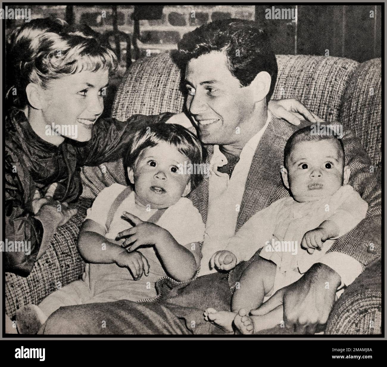 Vintage 1950s Hollywood Press Picture of Debbie Reynolds, Carrie Fisher, Eddie Fisher, and Todd Fisher at home 1958 settembre 1958 Modern Screen, Hollywood USA Foto Stock