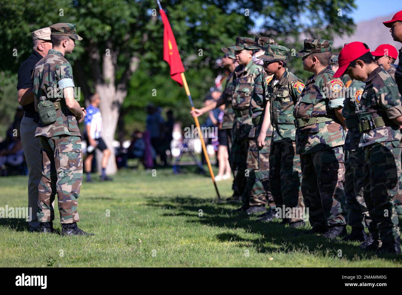 Il capitolo di El Paso dei giovani Marini in formazione alla cerimonia del Memorial Day del cimitero nazionale di Fort Bliss a El Paso, Texas, 30 maggio 2022. Una struttura del Dipartimento degli Affari dei Veterani, a causa dei protocolli COVID rilassati rispetto agli anni precedenti, la cerimonia è stata la prima cerimonia del Memorial Day aperta al pubblico dal 2019. Foto Stock
