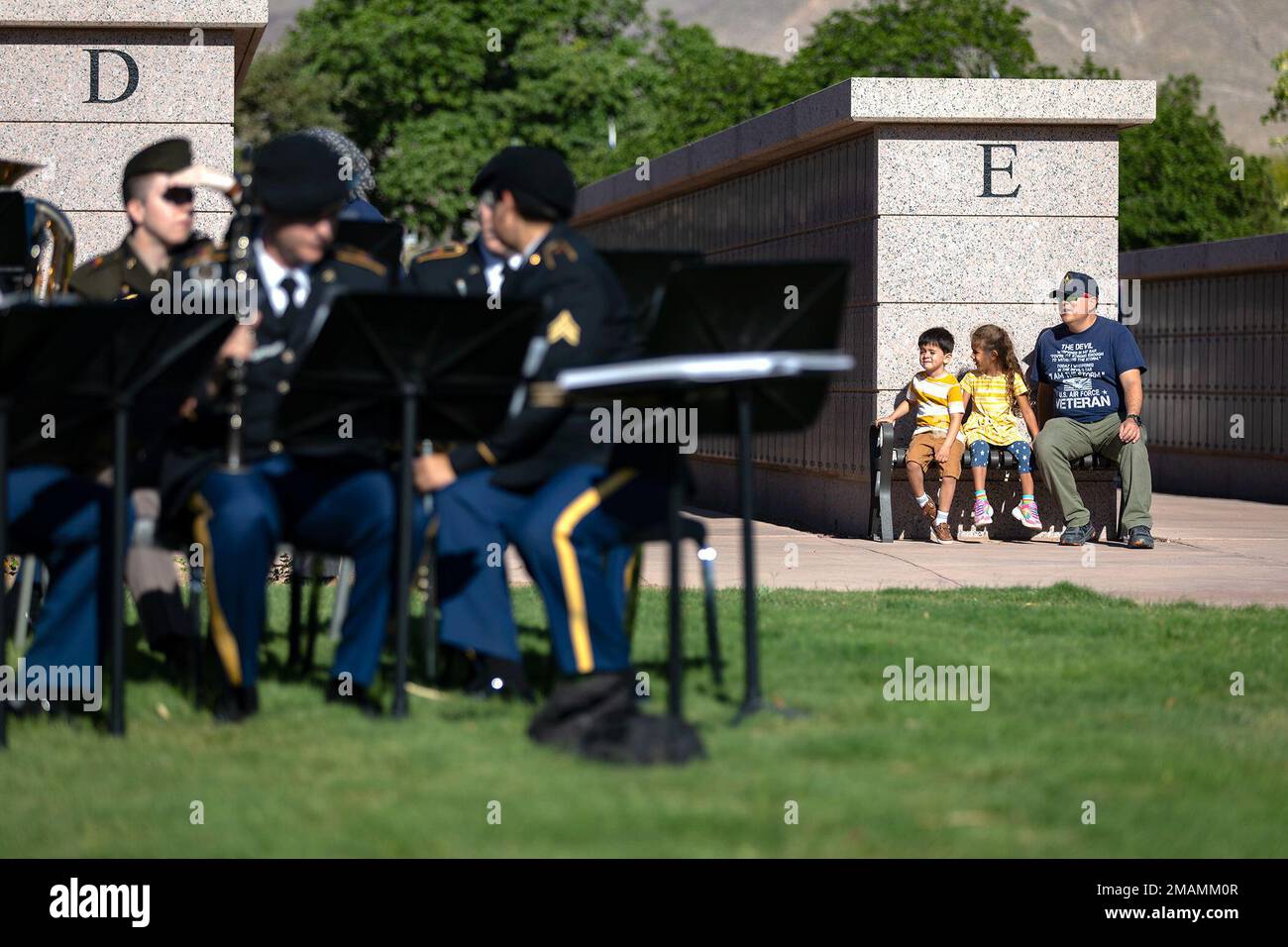 Gli ospiti aspettano di ascoltare la musica delle vacanze della band Armored Division del 1st alla cerimonia del Fort Bliss National Cemetery Memorial Day nella zona nord-orientale di El Paso, Texas, il 30 maggio 2022. Una struttura del Dipartimento degli Affari dei Veterani, a causa dei protocolli COVID rilassati rispetto agli anni precedenti, la cerimonia è stata la prima cerimonia del Memorial Day aperta al pubblico dal 2019. Foto Stock