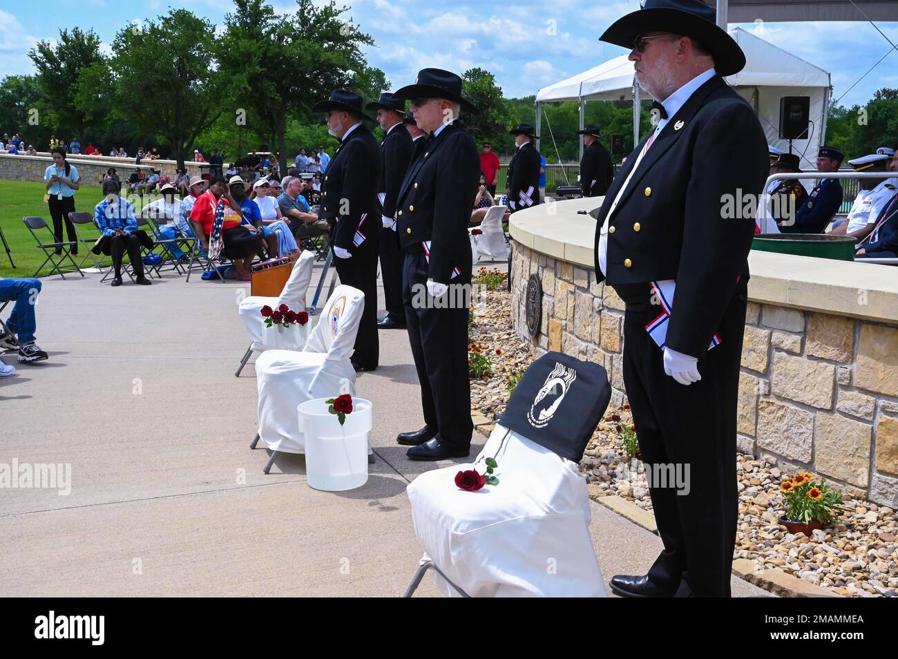 La Guardia cerimoniale della Texas National Cemetery Foundation colloca le rose sulle rispettive sedie di filiale del servizio militare nel Memorial Day per commemorare i membri che morirono in servizio attivo che sono sepolti nel Dallas-Fort Worth National Cemetery il 30 maggio 2022. 10 AF, 301 FW, Memorial Day, ReserveResilient, TNCF, Foto Stock