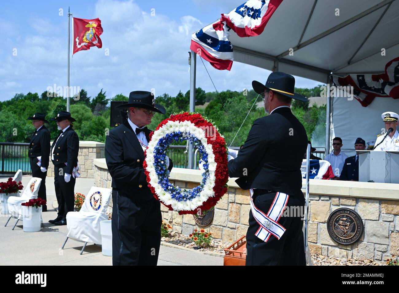 La Guardia cerimoniale della Texas National Cemetery Foundation esegue una cerimonia di posa delle ghirlande il Memorial Day al Dallas-Fort Worth National Cemetery il 30 maggio 2022. 10 AF, 301 FW, Memorial Day, ReserveResilient, TNCF, Foto Stock