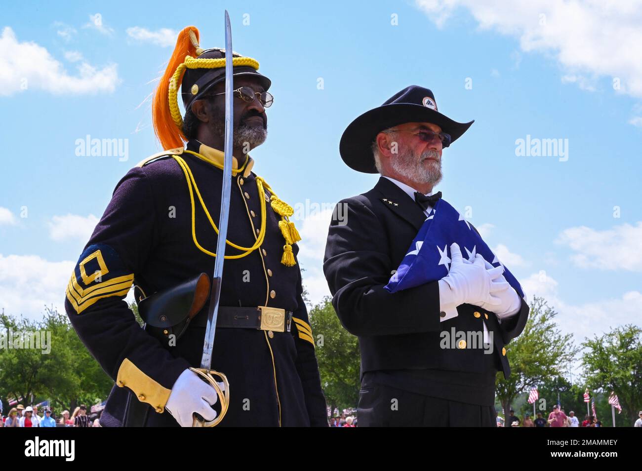 La Guardia cerimoniale della Texas National Cemetery Foundation esegue una cerimonia di posa delle ghirlande il Memorial Day al Dallas-Fort Worth National Cemetery il 30 maggio 2022. 10 AF, 301 FW, Memorial Day, ReserveResilient, TNCF, Foto Stock