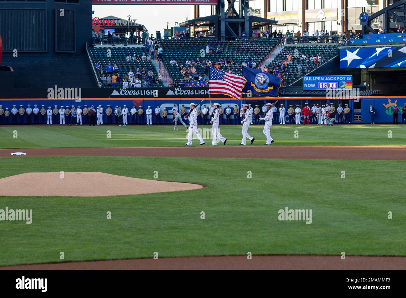 220530-N-OM737-1221 NEW YORK (30 maggio 2022) - i marinai assegnati alla nave d'assalto anfibio USS Bataan (LHD 5) sfilano i colori ad un N.Y. Mets Major League Baseball durante la Fleet Week di New York, 30 maggio 2022. Bataan partecipa alla Fleet Week di New York. Bataan è casa presso la Naval Station Norfolk. Foto Stock