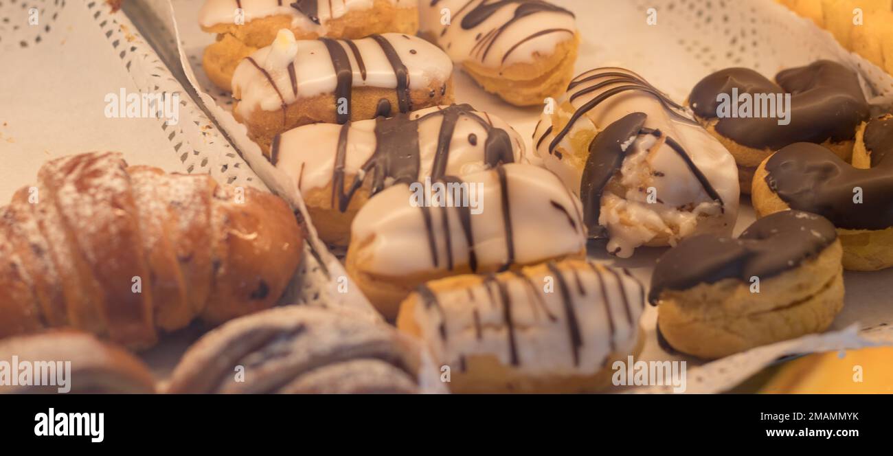 Croissant al cioccolato e altri dolci al banco della pasticceria. Pasticcini freschi. Dolci dolci. vendita di dolciumi. Foto Stock