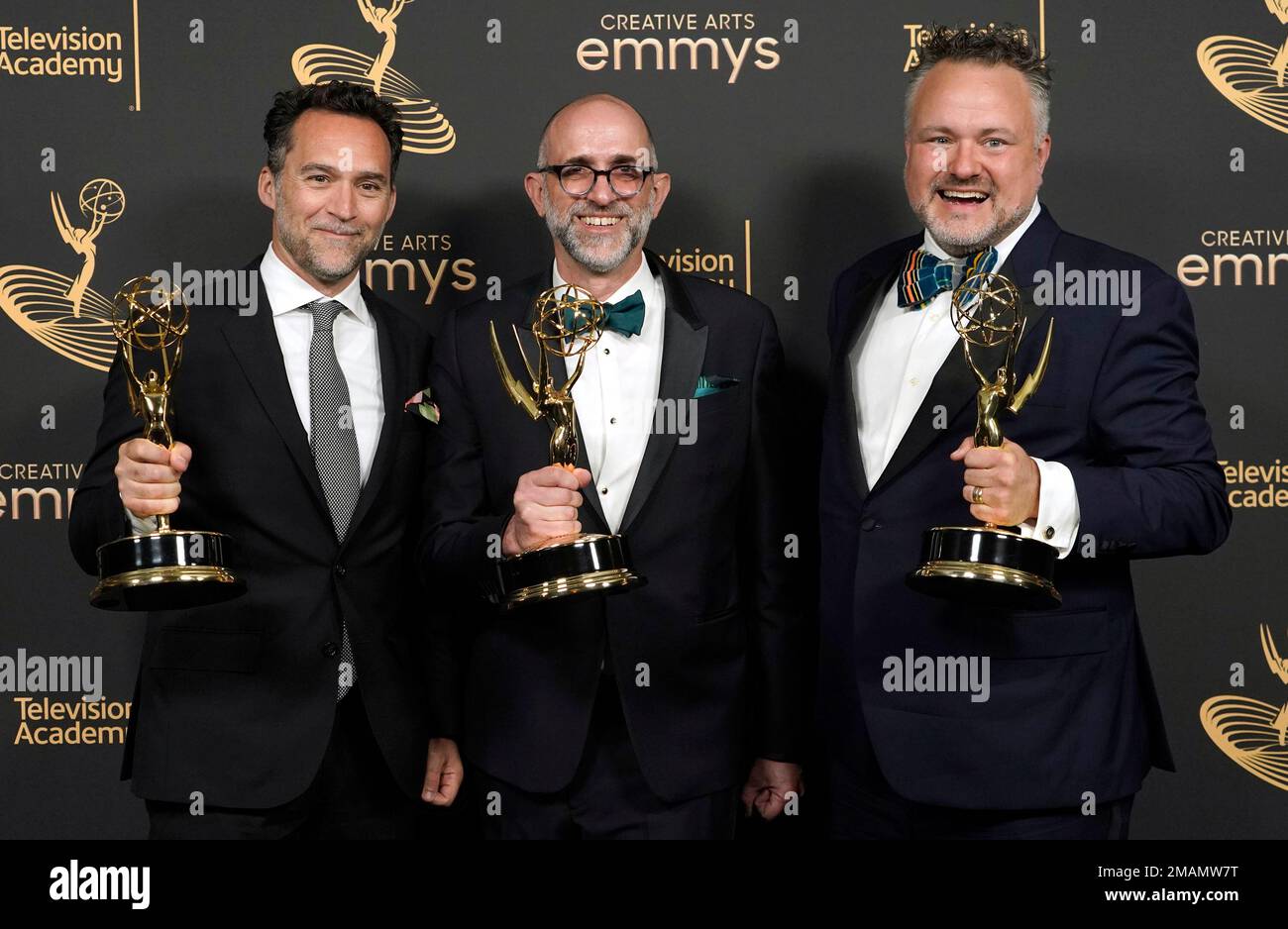 Curt Beech, from left, Jordan Jacobs, and Rich Murray pose in the press room with the award for outstanding product design for a narrative program (half hour) for "Only Murders in the Building" on night two of the Creative Arts Emmy Awards on Sunday, Sept. 4, 2022, at the Microsoft Theater in Los Angeles. (AP Photo/Chris Pizzello) Foto Stock
