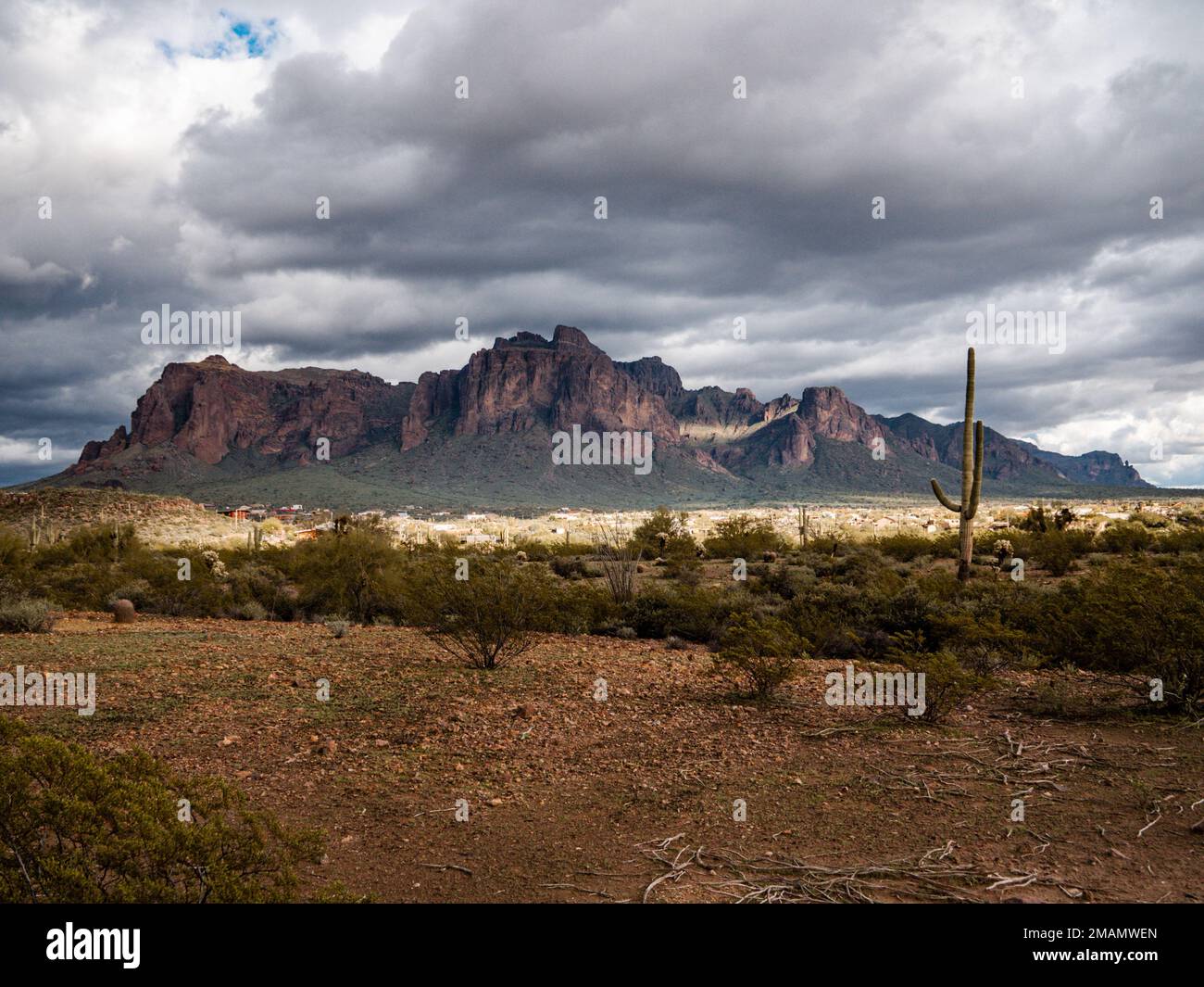 Mentre il fronte meteorologico si sposta nello stato dell'Arizona, le nuvole creano elementi contrastanti sulla catena montuosa Superstition a est di Phoenix Foto Stock