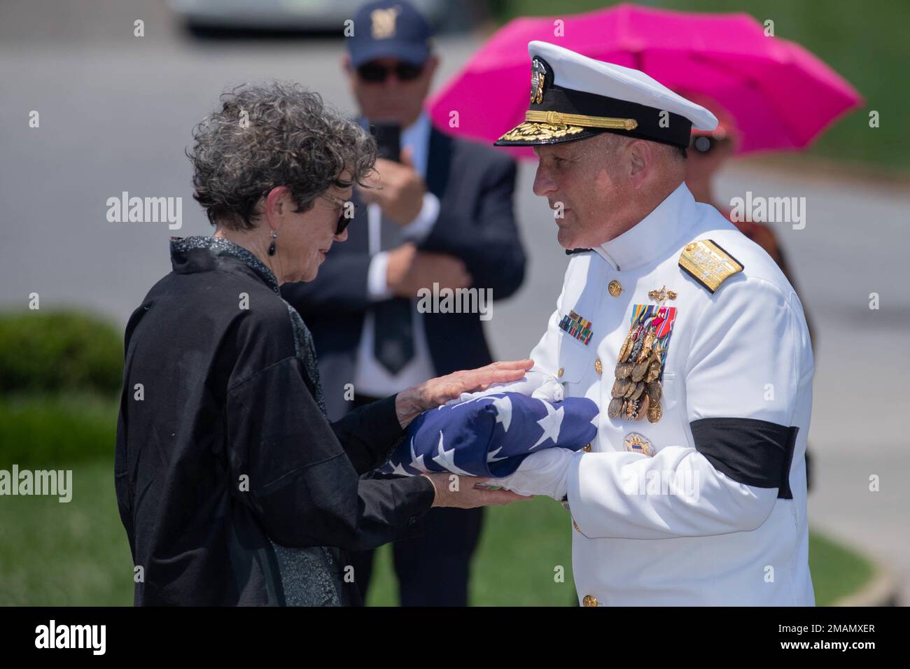 ANNAPOLIS, Md (31 maggio 2022) Capo delle operazioni navali Mike Gilday (CNO) presenta una bandiera americana a Colleen Hayward, figlia del defunto ADM Thomas B. Hayward, il 21st° Capo delle operazioni navali, durante un funerale in suo onore. Hayward è nato il 3 maggio 1924 a Glendale, California. Dopo aver prestato servizio come velista arruolato durante la seconda guerra mondiale, Hayward frequentò gli Stati Uniti Accademia Navale, laureata nel 1947. Un aviatore, ha servito ripetutamente a bordo dei portaerei in mare ed in addestramento ed i comandi del pilota di prova a terra. Ha servito come comandante, U. Settima flotta e poi Comandante in Capo, Stati Uniti Foto Stock