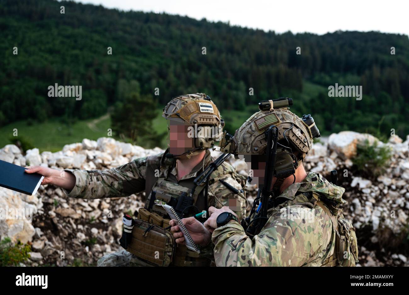 NEGLI STATI UNITI Air Force Special Tactics Operator e un controllore di attacco terminale congiunto lettone si preparano a chiamare in stretto supporto aereo un AV-8 Harrier spagnolo, durante lo Sciopero Adriatico 2022, in Slovenia, 31 maggio 2022. Adriatic Strike è un'esercitazione congiunta di controller degli attacchi terminali condotta dalla Slovenia, alla quale hanno partecipato oltre 650 partecipanti di 26 nazioni alleate e partner per migliorare l'interoperabilità e le capacità combinate. Foto Stock