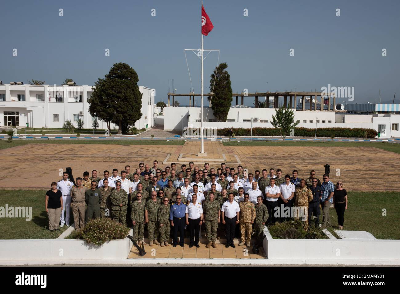 TUNISI, Tunisia (31 maggio 2022) i leader civili e militari pongono per una foto di gruppo durante l'esercizio Phoenix Express 2022 Tunisi, Tunisia, 31 maggio 2022. Phoenix Express 22, condotto dagli Stati Uniti Naval Forces Africa, è un esercizio marittimo volto a migliorare la cooperazione tra le nazioni partecipanti al fine di aumentare la sicurezza marittima e la sicurezza nel Mediterraneo. Foto Stock