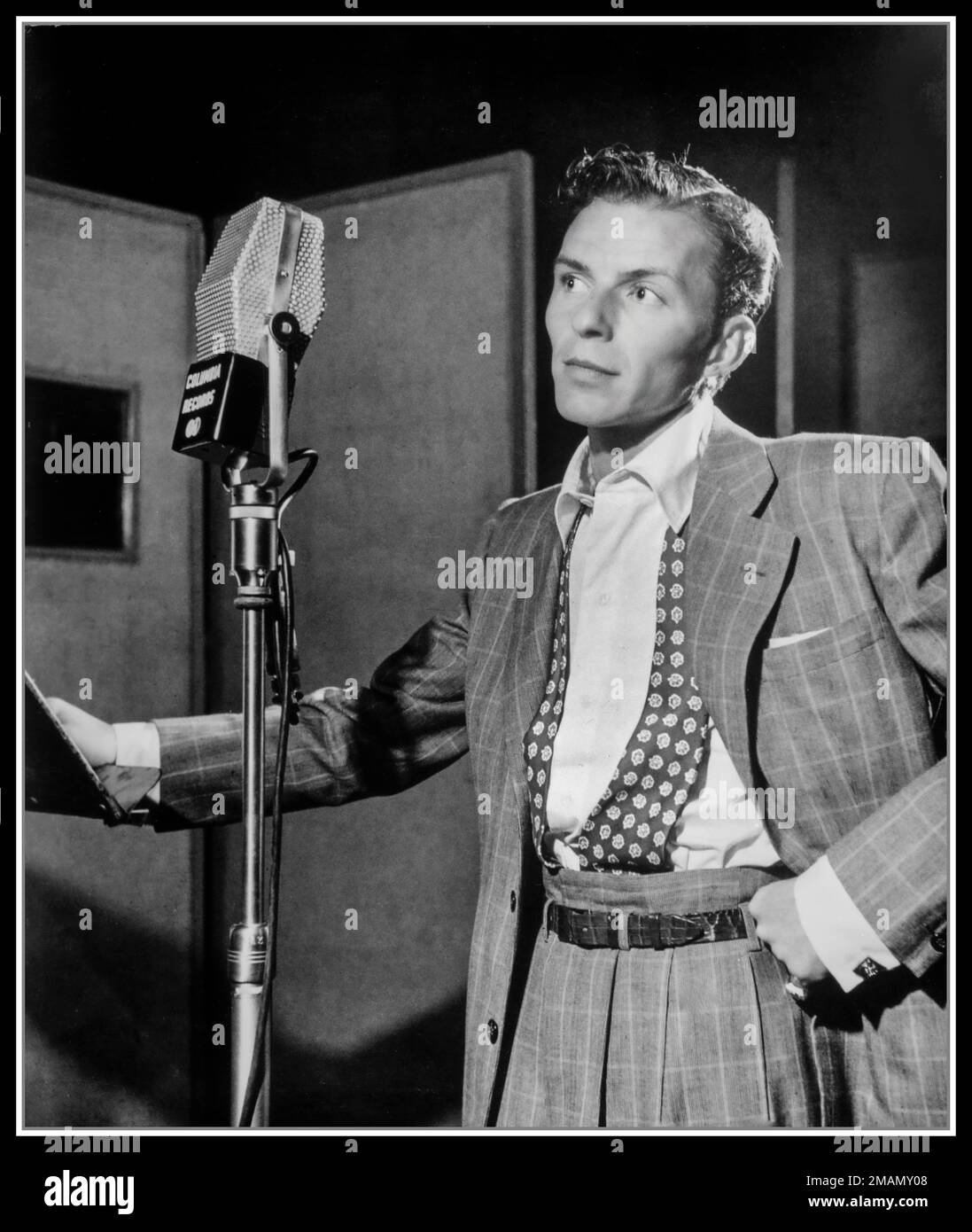 1940s Frank Sinatra ancora pubblicità a Liederkranz Hall, New York. Registrazione con il microfono della Columbia Records Data circa 1947 New York USA di Gottleib Foto Stock