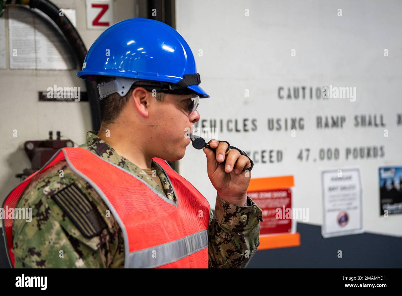 SASEBO, Giappone (31 maggio 2022) Specialista logistico di terza classe Adrian Serrata, di Round Rock, Texas, assegnato alla nave d'assalto anfibia schierata in avanti USS America (LHA 6), dirige i carrelli elevatori nella baia hangar della nave. L'America, nave guida dell'America Amphibious Ready Group, sta operando nell'area di responsabilità della 7th Fleet degli Stati Uniti per migliorare l'interoperabilità con alleati e partner e servire come forza di risposta pronta per difendere la pace e la stabilità nella regione Indo-Pacifico. Operazioni giornaliere, ForgedByTheSea, USS America (LHA 6), Foto Stock