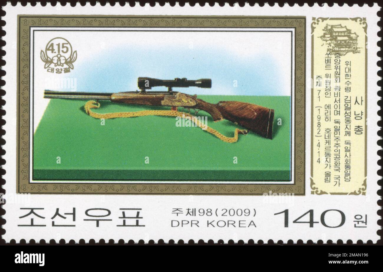 Francobollo nordcoreano del 2009 raffigurante un fucile da caccia in regalo da Erich Honecker della Germania Est a Kim il-sung per il suo 70 ° compleanno. Foto Stock