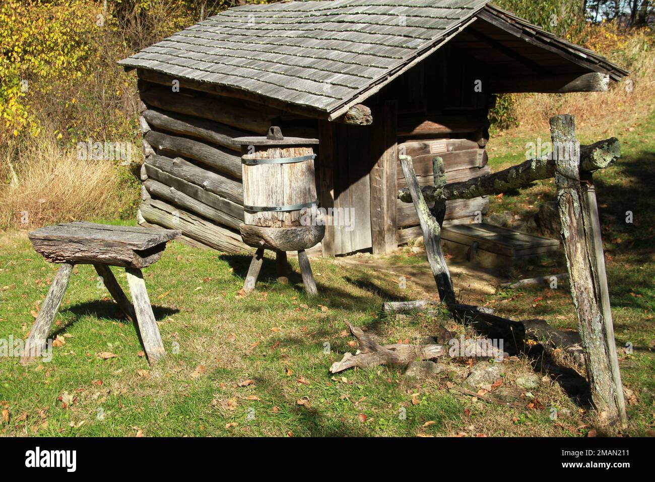 Vecchia struttura presso la storica Johnson Farm nella Blue Ridge Parkway della Virginia, USA. Foto Stock
