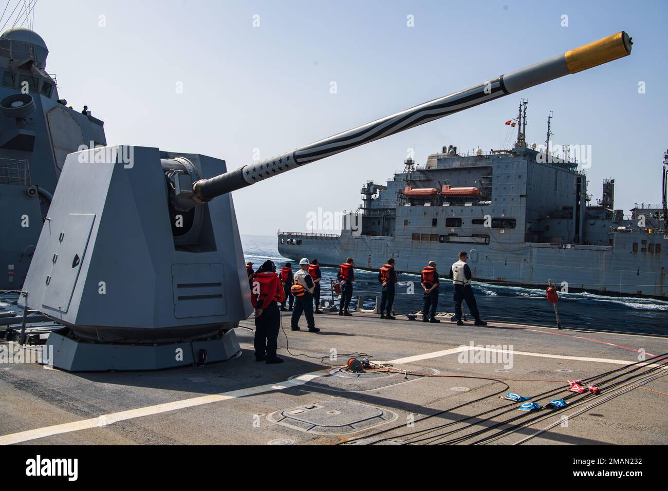 220531-N-TT059-1008 GOLFO DI OMAN (31 maggio 2022) il cacciatorpediniere missilistico guidato USS Momsen (DDG 92) effettua un rifornimento in mare con la nave da carico e munizioni secca USNS Wally Schirra (T-AKE 8) nel Golfo di Oman, 31 maggio. Momsen è presente nell'area operativa della flotta statunitense 5th per garantire la sicurezza e la stabilità marittima nella regione del Medio Oriente. Foto Stock