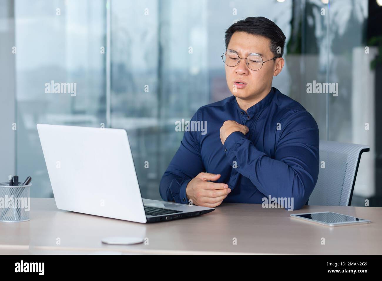 Immagini Stock - Uomo D'affari Maschio Tenere In Mano Il Diario Blu Contro  Il Bacground Dell'ufficio. Concetto Di Lavoro Aziendale. Image 144167150