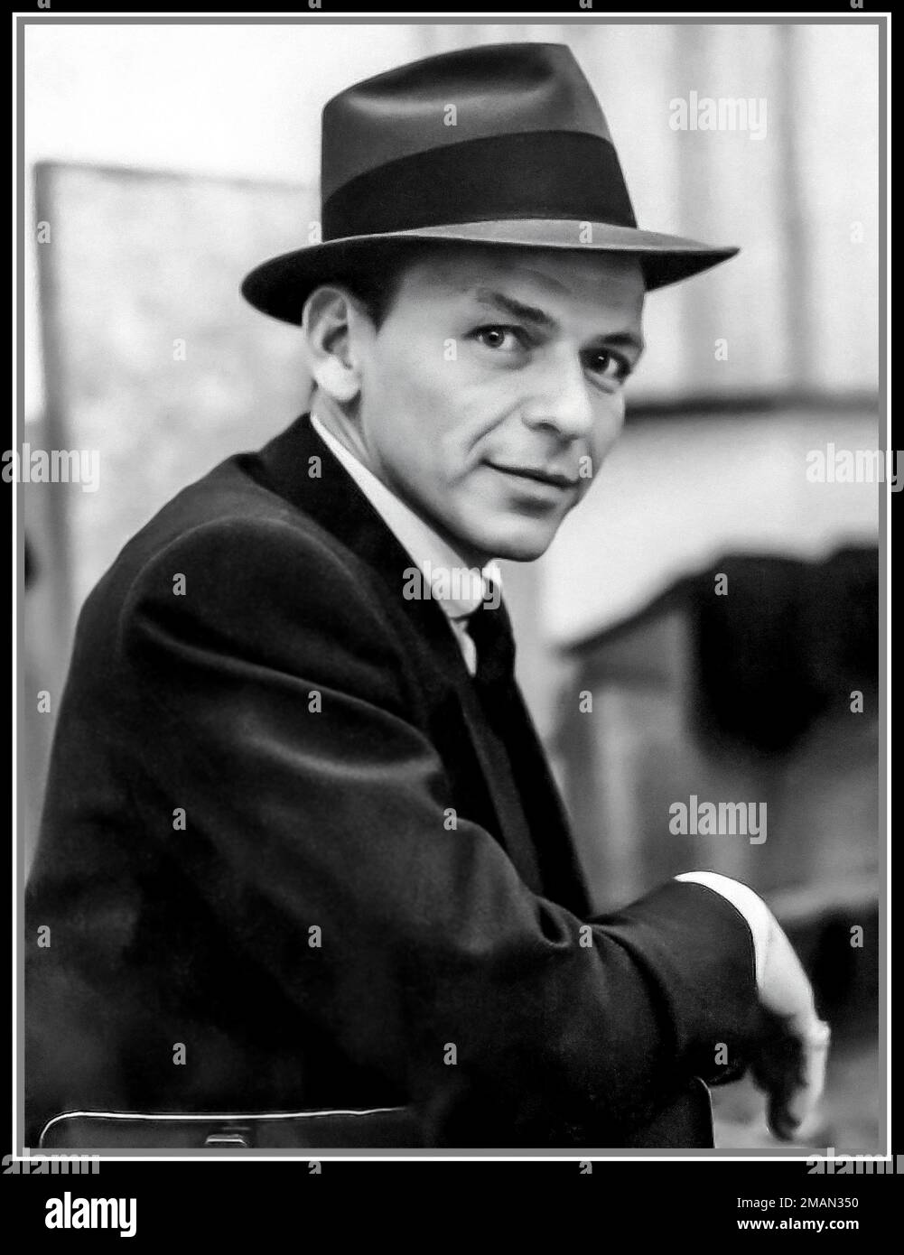 Frank Sinatra ritratto informale indossando il suo cappello di marchio, a Capitol Studios Hollywood, c ottobre 1957, durante la registrazione di 'come Fly With Me'. California Stati Uniti Foto Stock