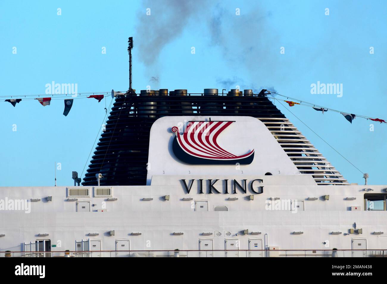 Nave da crociera di lusso MV Viking Venus nel fresco sole invernale e ormeggiata al Terminal delle Crociere internazionali di Londra (Tilbury). La crociera lunga 745 piedi Foto Stock