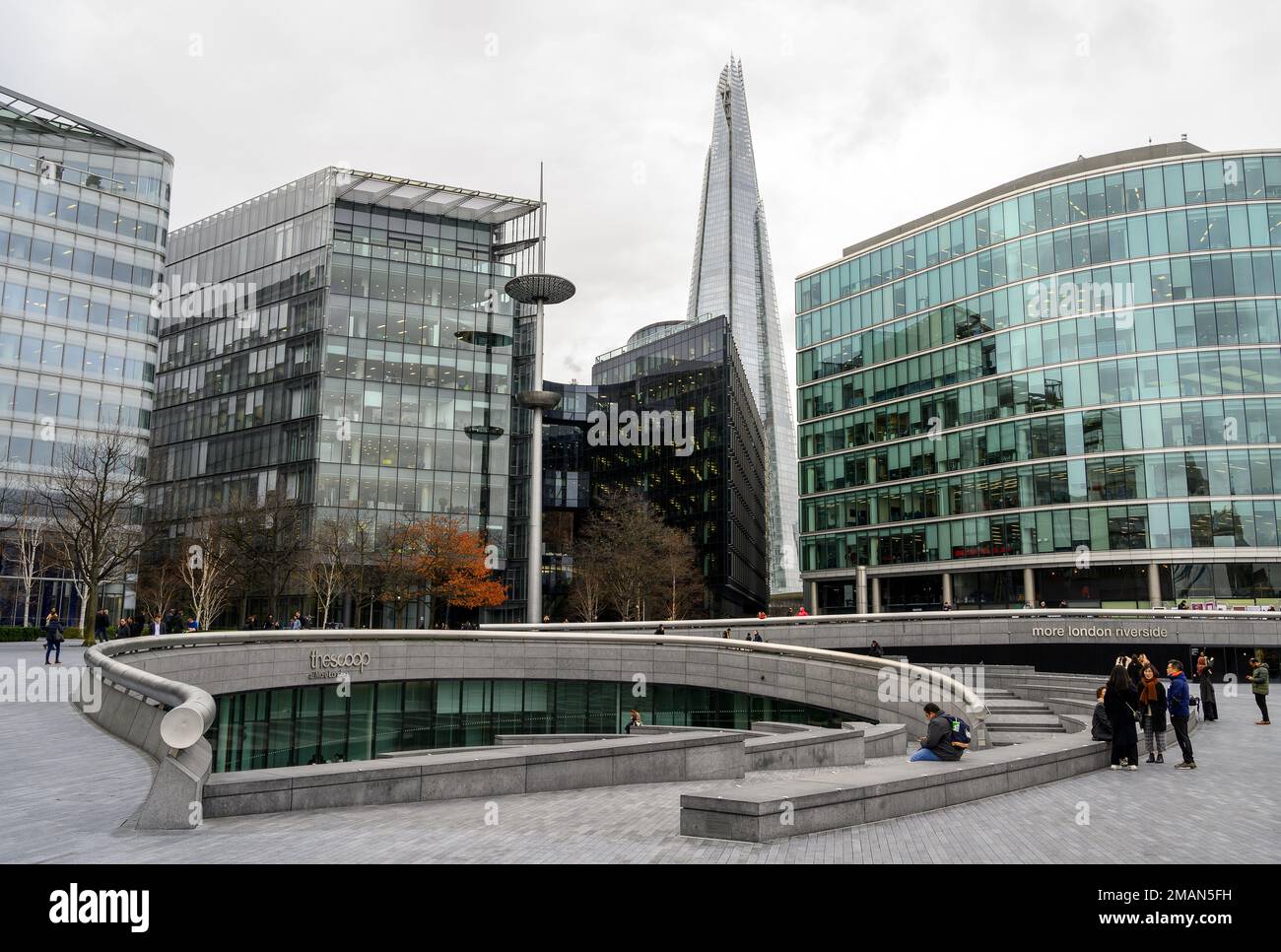 Altro quartiere di Londra, Londra / Regno Unito: Vista dello Shard Building, di altri edifici di uffici e dell'anfiteatro Scoop dove si tengono spettacoli gratuiti. Foto Stock