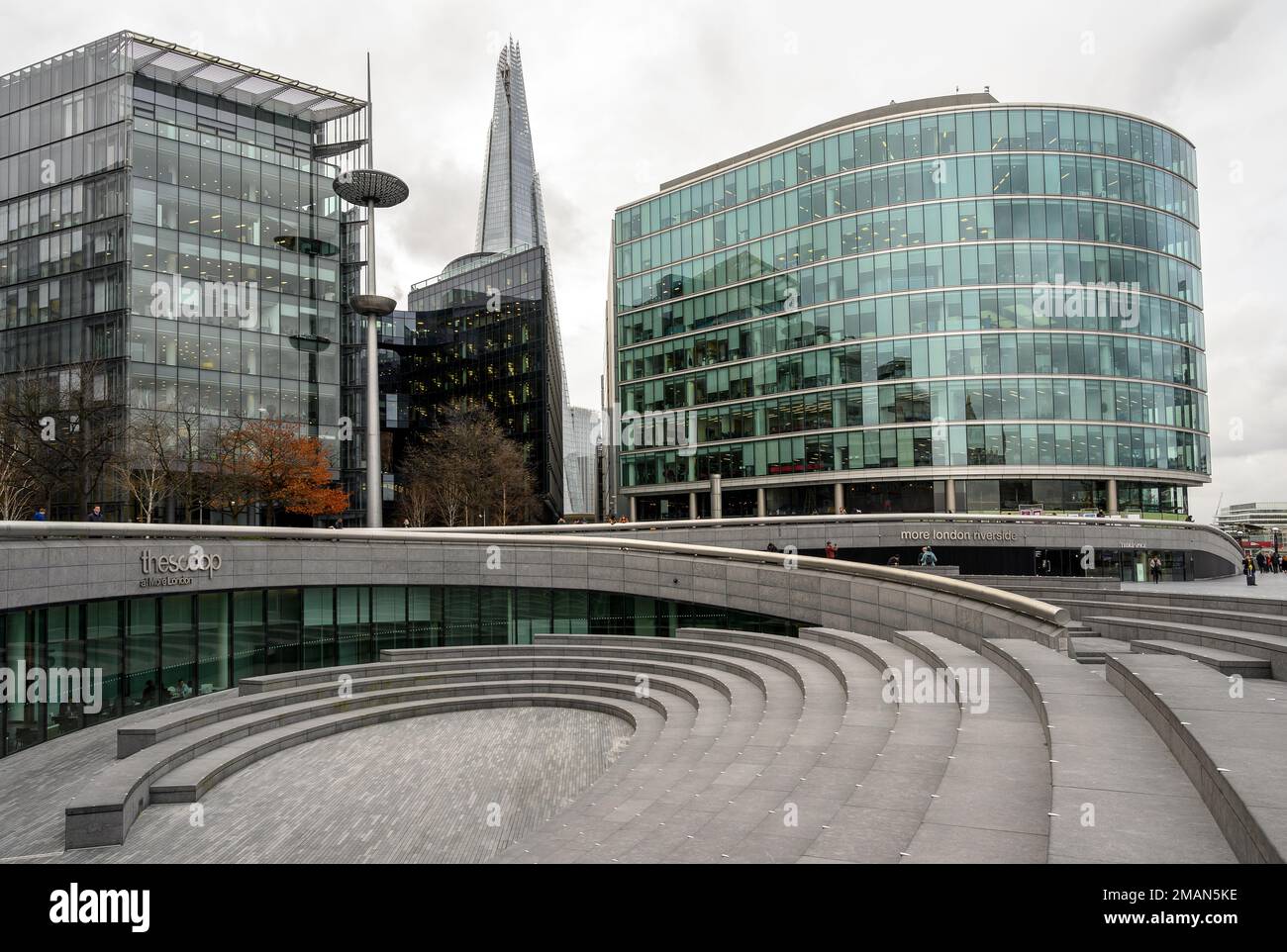 Altro quartiere di Londra, Londra / Regno Unito: Vista dello Shard Building, di altri edifici di uffici e dell'anfiteatro Scoop dove si tengono spettacoli gratuiti. Foto Stock