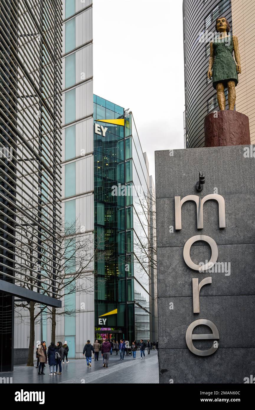Altro quartiere di Londra, Londra / Regno Unito: Ingresso alla zona più londinese della città vicino alla stazione London Bridge. Ci sono molti edifici di uffici qui. Foto Stock