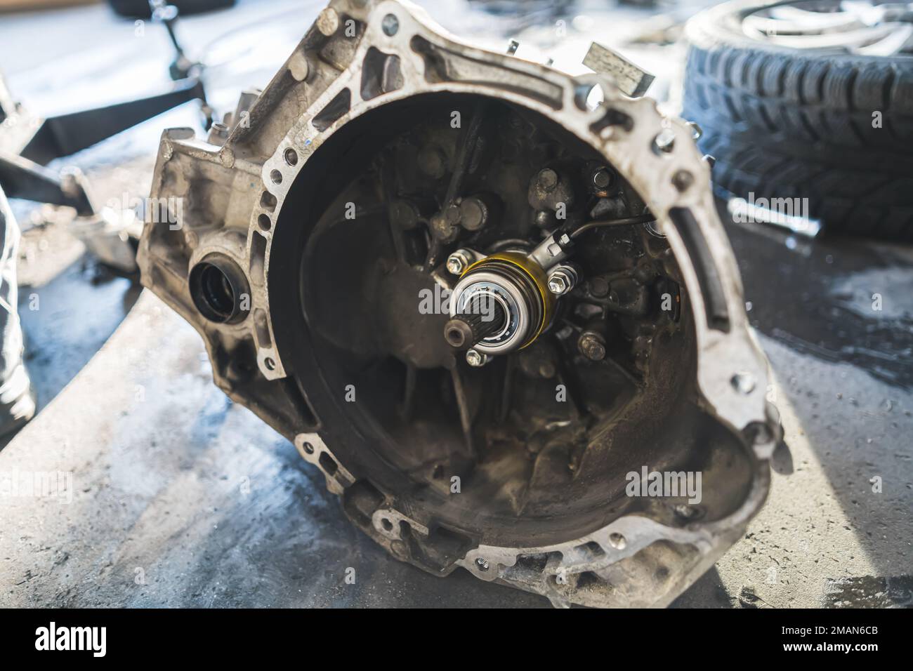 Officina di riparazione auto - ispezione e assistenza di un reparto frizione auto in un cambio. Foto di alta qualità Foto Stock