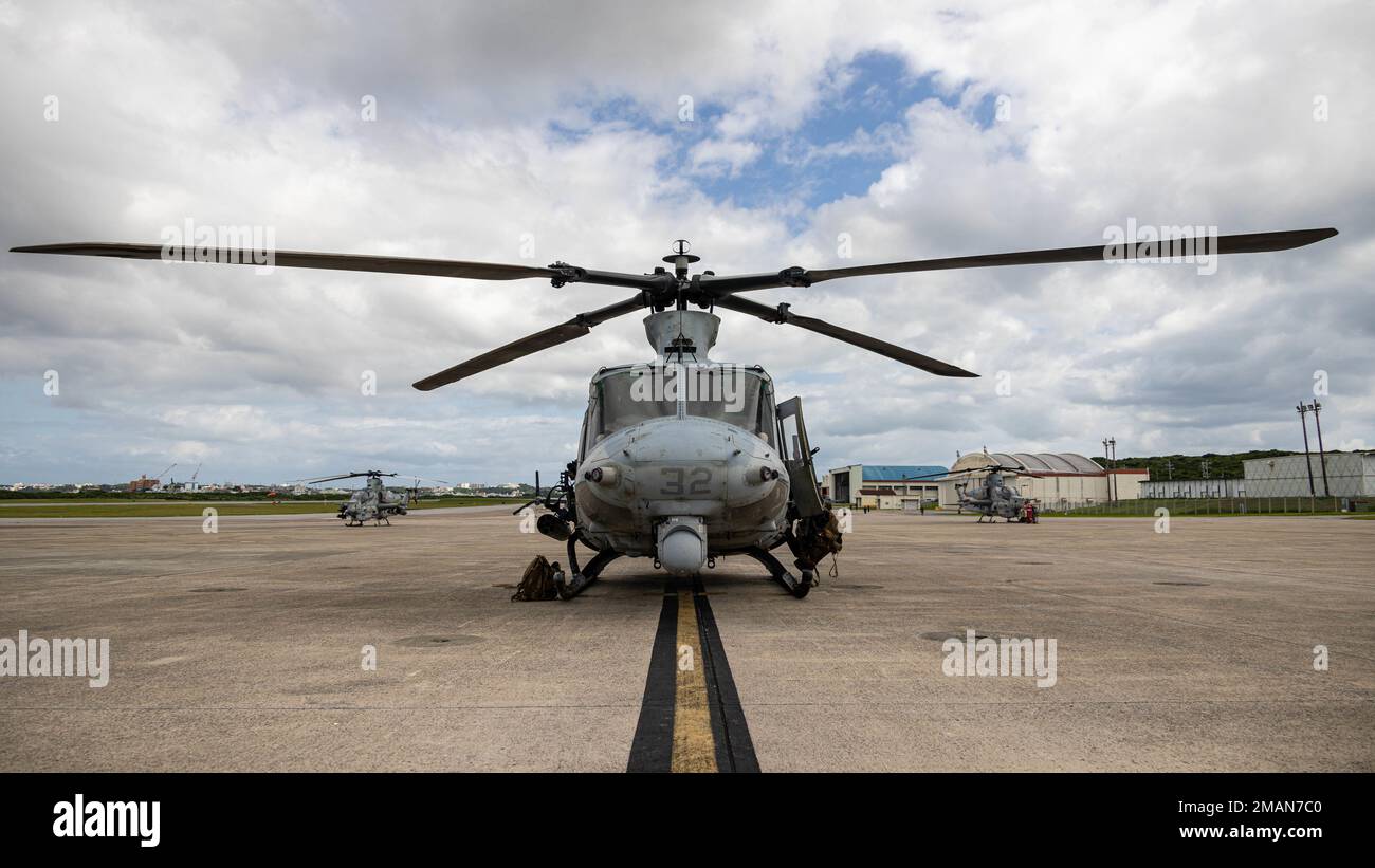 STATI UNITI Marines with Marine Medium Tiltrotor Squadron (VMM) 262 (Rein.), 31st Marine Expeditionary Unit, condurre controlli pre-volo su un elicottero UH-1Y prima di un esercizio di fuoco vivo sulla Marine Corps Air Station Futenma, Okinawa, Giappone, 26 ottobre 2022. Katana Strike è guidato dal gruppo informativo della III Marine Expeditionary Force, progettato per dimostrare competenza nella pianificazione, coordinamento ed esecuzione del targeting dinamico in un ambiente marittimo; l'esercizio mette in evidenza il ruolo di 5th Air Naval Gunfire Liaison Company come centro centrale per la conduzione di comunicazioni a lungo raggio BE Foto Stock