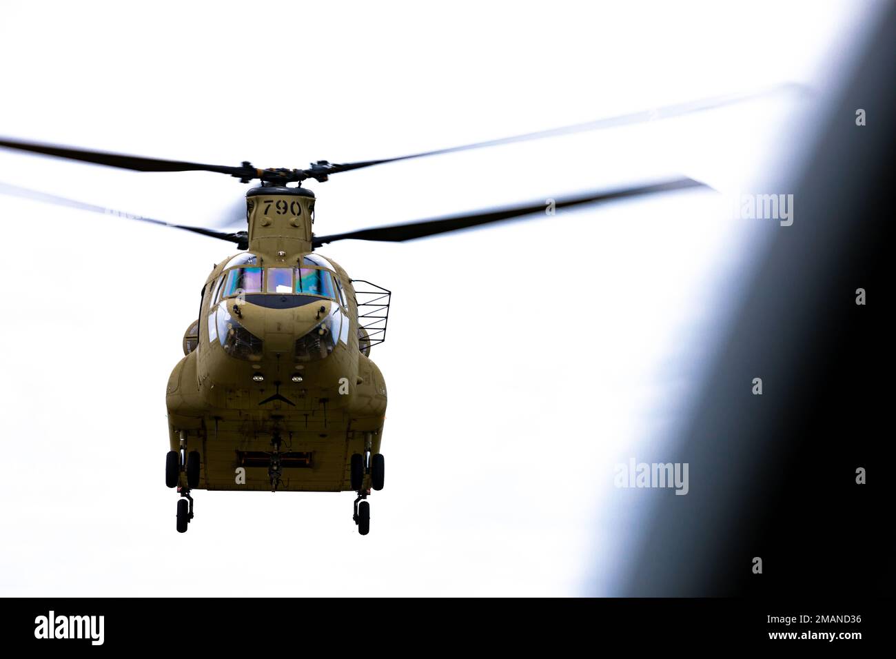 Un elicottero CH-47F Chinook del 2nd Battaglione, 104th Aviation Regiment, Connecticut Army National Guard, vola su Nantucket, Massachusetts, 1 giugno 2022. 1st. Dalton Peck e Chief Warrant Officer 3 Dylan Brown comandano l'aereo. Foto Stock