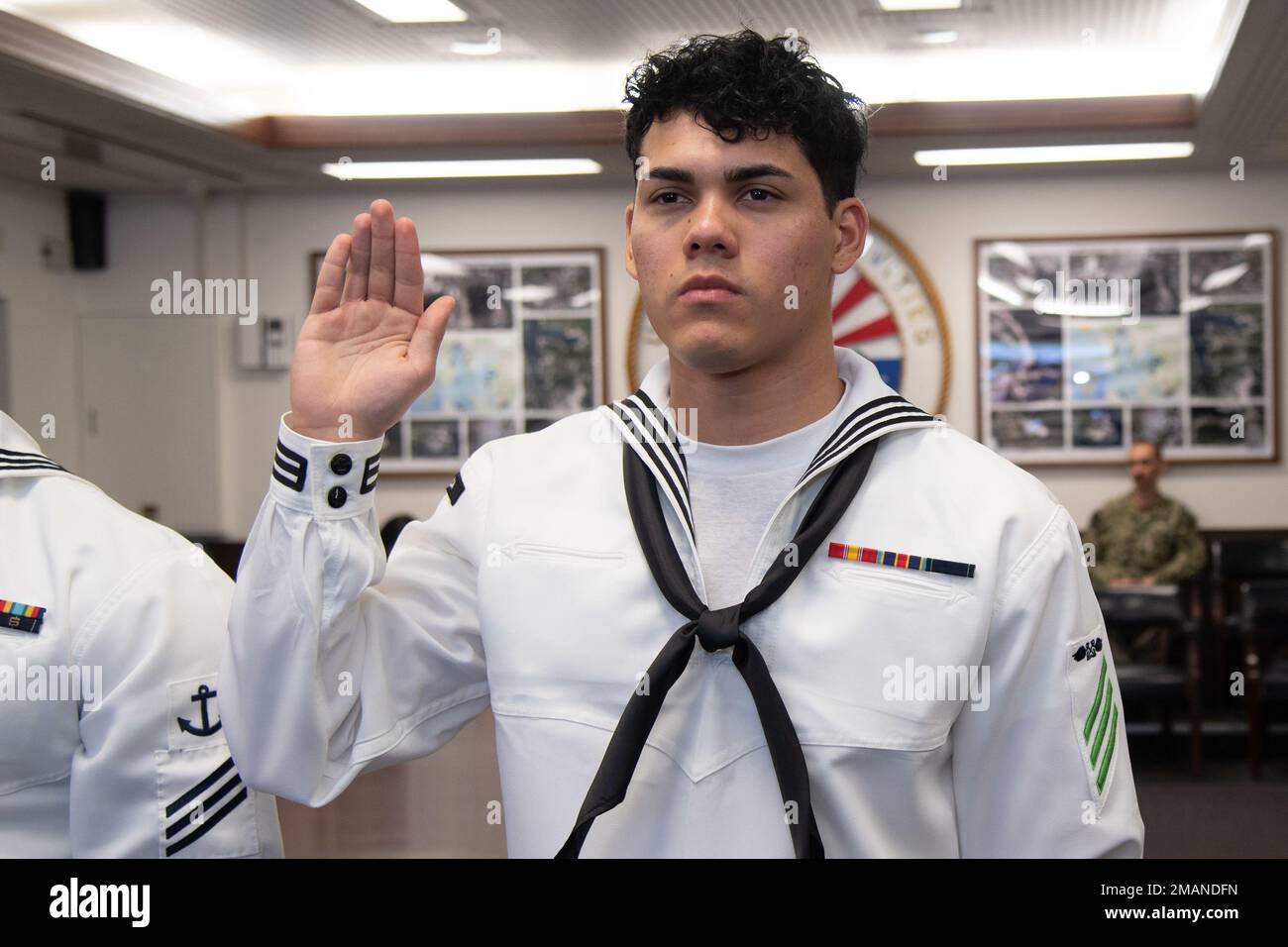 Aviation Boatswain’s Mate (Fuels) Airman Joel Madrid Rodriguez, assegnato alla nave d’assalto anfibio USS America (LHA 6), si impegna a far giungere agli Stati Uniti il giuramento di naturalizzazione di Allegiance durante una cerimonia di naturalizzazione al Comandante, Fleet Activities Sasebo (CFAS) 1 giugno 2022. STATI UNITI Citizenship and Immigration Services and Region Legal Service Office Western Pacific ha collaborato per condurre la cerimonia di naturalizzazione al CFAS consentendo ai marinai di diventare cittadini degli Stati Uniti. Foto Stock