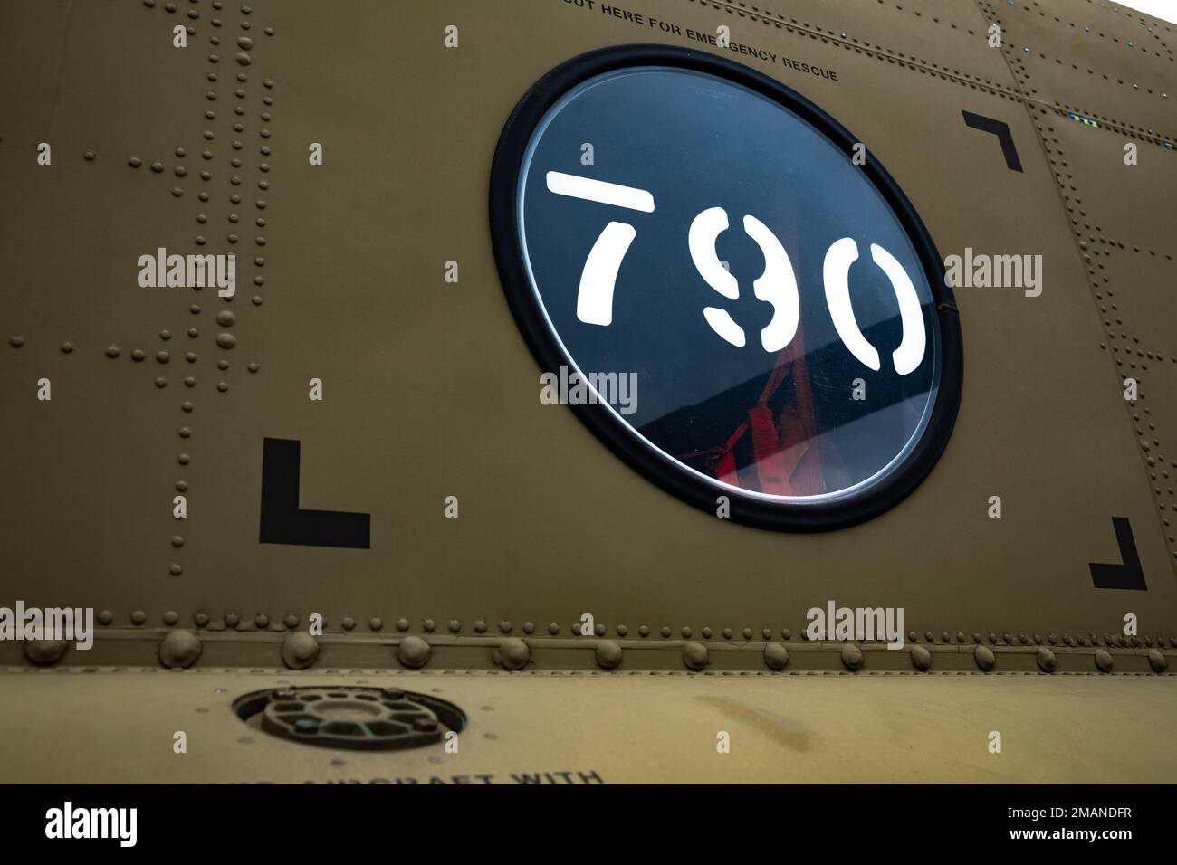 Il numero 790 appare all'interno della finestra di un elicottero CH-47F Chinook del 2nd Battaglione, 104th Aviation Regiment, Connecticut Army National Guard, Nantucket, Massachusetts, 1 giugno 2022. 790 rappresenta gli ultimi tre caratteri del numero di coda dell'aeromobile. Foto Stock