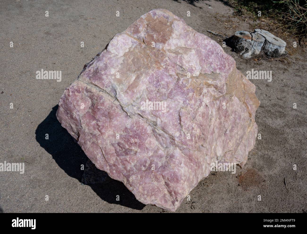 Pezzo gigante di quarzo rosa. Capo Nord, Sudafrica. Foto Stock