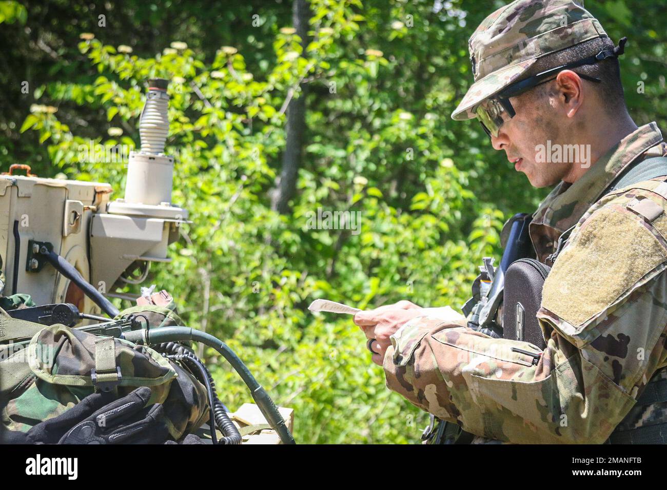 Il capitano Eikoku Ikeno, un avvocato del giudice assegnato a 4th Brigata di cavalleria, 1st divisione dell'esercito est, completa la prova di segnale come parte dei requisiti per la corsa di Spur della brigata, 2 giugno 2022 a per Knox, Kentucky. Foto Stock