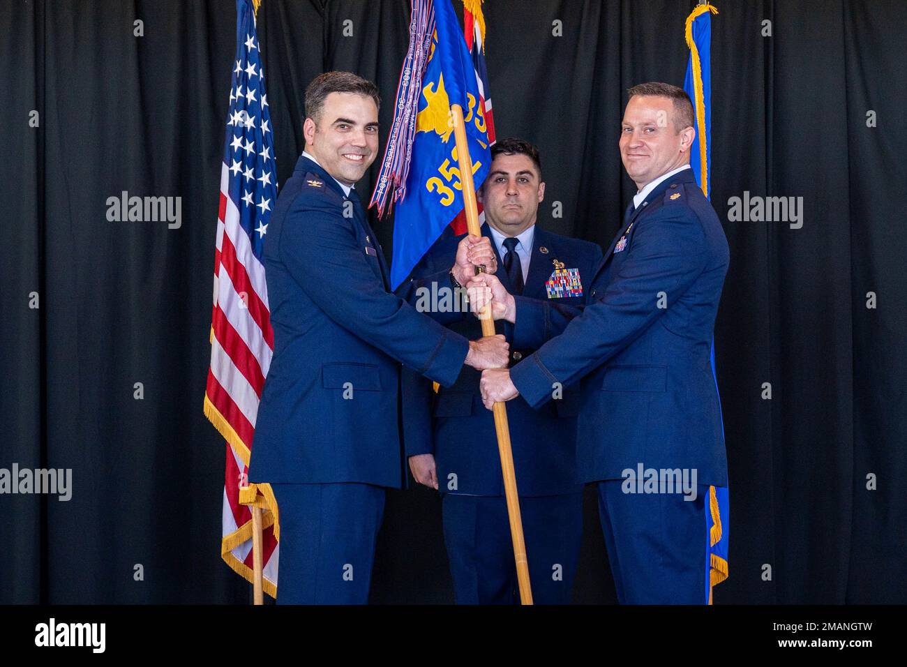 Domenic Magazu III, ​​ assume il comando del 352d Cyberspace Operational Squadron accettando le linee guida del col. John Picklesimer, 67th Cyberspace Operations Group Commander durante una cerimonia di cambiamento di comando alla base congiunta Pearl Harbor-Hickam, Hawaii, giugno 1 2022. Il COS 352d funge da braccio di esecuzione di Air Forces Cyber per la conduzione di operazioni globali nel cyberspazio, fornendo formazione per operazioni organiche, sviluppo di capacità informatiche, test operativi e capacità di copertura per favorire la preparazione in tutta la Cyber Mission Force. Foto Stock