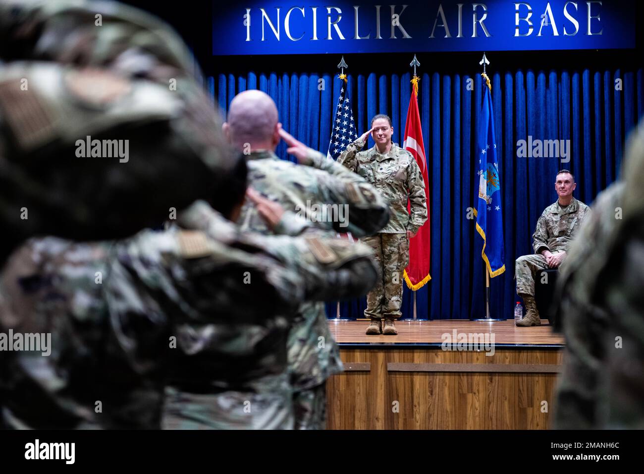 Il Lt. Colón Melissa Tennant, comandante dello Squadrone pronto medico operativo del 39th, rende il suo primo saluto allo squadrone durante la cerimonia di cambio di comando alla base aerea di Incirlik, Turchia, 1 giugno 2022. Durante la cerimonia, il Colonnello Christopher Kelly, cedette il comando al Colonnello Bradley Weast, comandante del gruppo medico 39th, che poi incaricò Tennant di guidare lo squadrone. La cerimonia del cambio di comando è una tradizione militare di lunga data che rappresenta il trasferimento formale di responsabilità da un ufficiale all'altro. Tennant in precedenza servì come Ortopedia e Riabilitazione Foto Stock