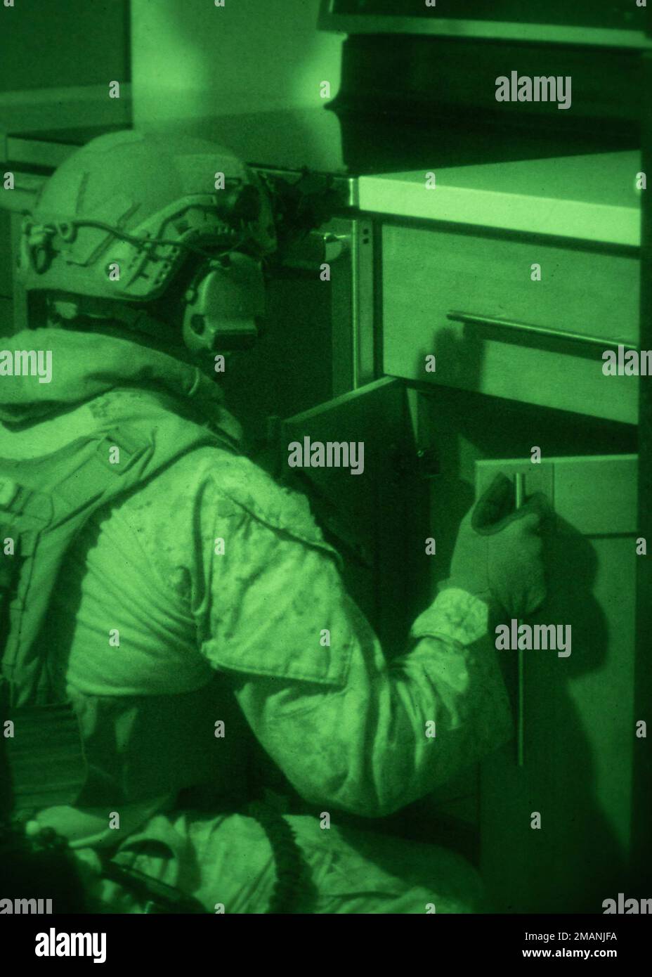 NEGLI STATI UNITI Marine con la 31st Marine Expeditionary Unit’s Maritime RAID Force, conduce un addestramento alla ricerca e al sequestro durante il realistico Urban Training Exercise 23,1 al Kualoa Ranch, Kaneohe, Hawaii, 18 gennaio 2023. Lo scopo di RUTEX è quello di incorporare le competenze individuali e di piccole unità specializzate dell'unità di spedizione marina e condurre operazioni ad alta intensità, avanzate e complesse della Task Force aerea marina al fine di preparare meus e altre forze designate a supportare i comandanti combattenti geografici. (STATI UNITI Corpo marino foto di CPL. Arianna Lindheimer) Foto Stock