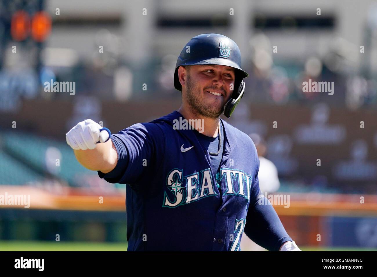Seattle Mariners' Ty France points towards the stands after a solo home run during the third inning of a baseball game against the Detroit Tigers, Thursday, Sept. 1, 2022, in Detroit. (AP Photo/Carlos Osorio) Foto Stock