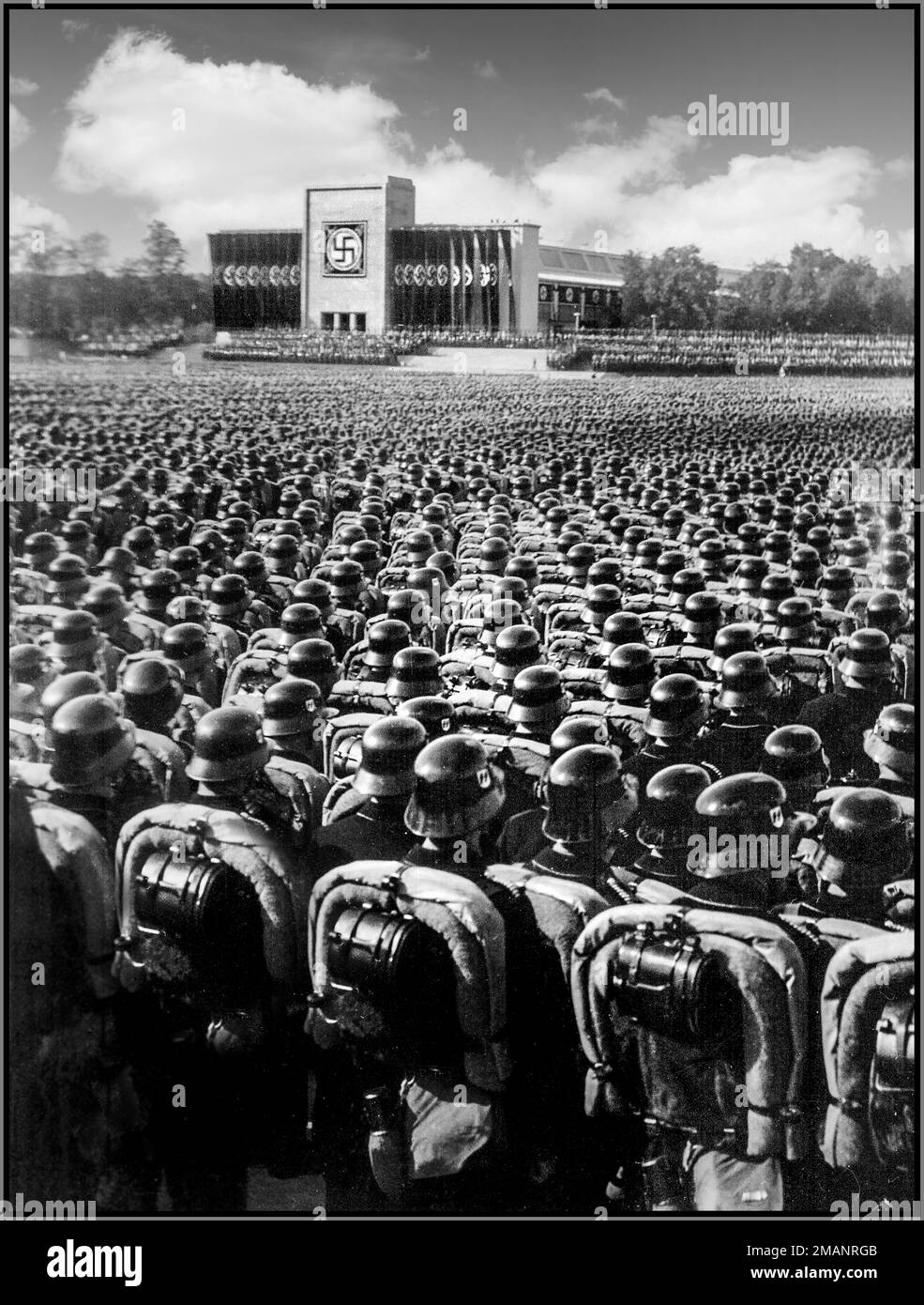 REICHSPARTEITAG RALLY nazisti ranghi massaggiati uniformi militari caschi in acciaio spettacolo di precisione di massa delle truppe SA, Waffen SS e NSKK all'attenzione, Norimberga, Germania nazista 9 novembre 1935 Foto Stock
