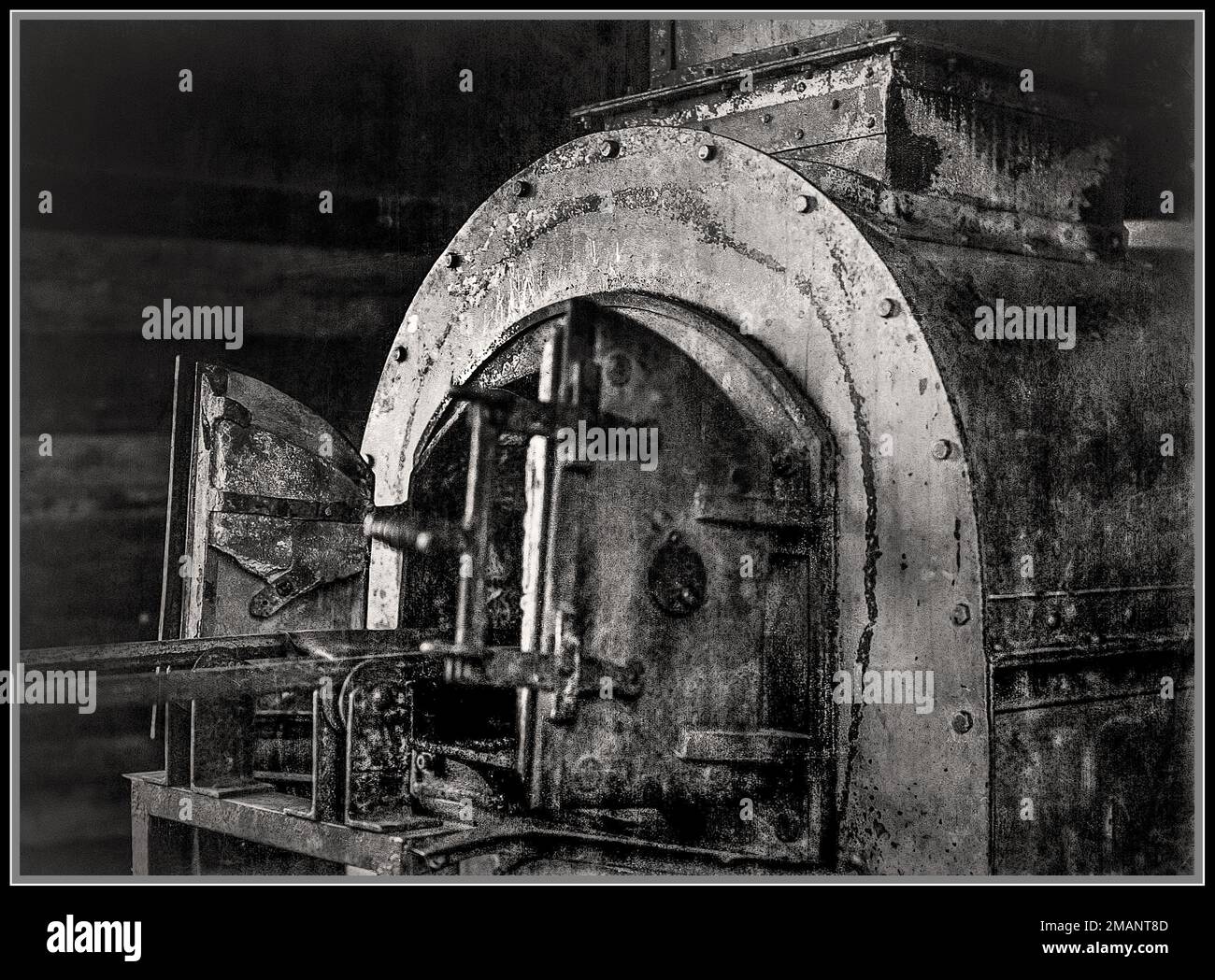 CREMATORIO NAZI BERGEN-BELSEN CAMPO DI CONCENTRAMENTO crematorio crematorio crematorio macchina fotografata nel 1945, rivelando una storia straziante alla fine della seconda guerra mondiale campo di concentramento Belsen ex Germania nazista Bergen-Belsen, O Belsen, era un campo di concentramento nazista in quella che oggi è bassa Sassonia nella Germania settentrionale, a sud-ovest della città di Bergen vicino celle. Originariamente istituito come prigioniero del campo di guerra, nel 1943, parte di esso divenne un campo di concentramento sotto la SS nazista Waffen Foto Stock