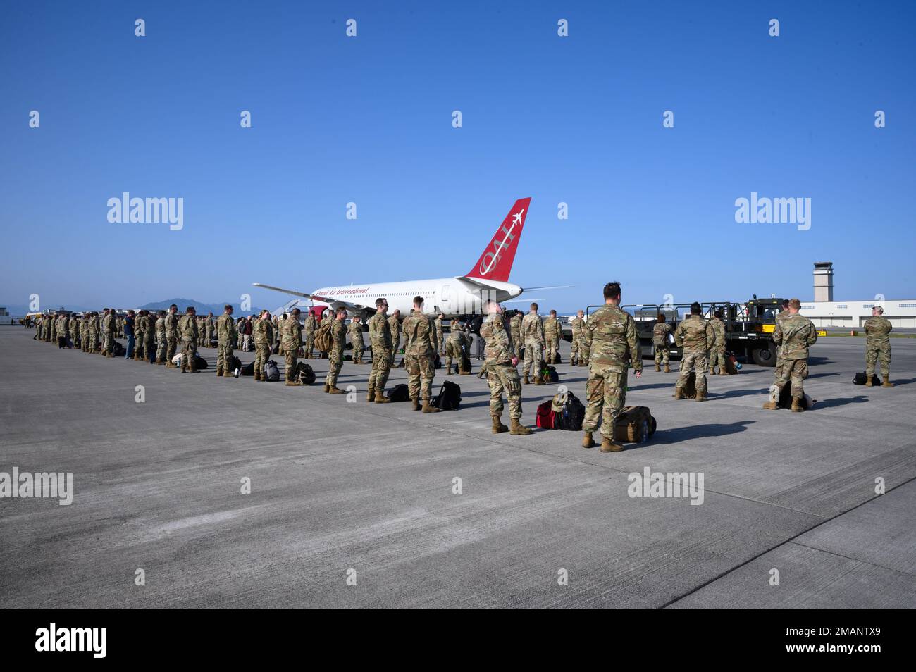 STATI UNITI I militari e il personale assegnato alla 354th Air Expeditionary Wing formano all'arrivo alla Stazione aerea del corpo Marino di Iwakuni, Giappone, per un addestramento Agile Combat Employment, 2 giugno 2022. L'applicazione dei concetti di ACE alle forze schierate in avanti aumenta la capacità di sopravvivenza e genera più opzioni militari per il comandante delle forze congiunte. Foto Stock