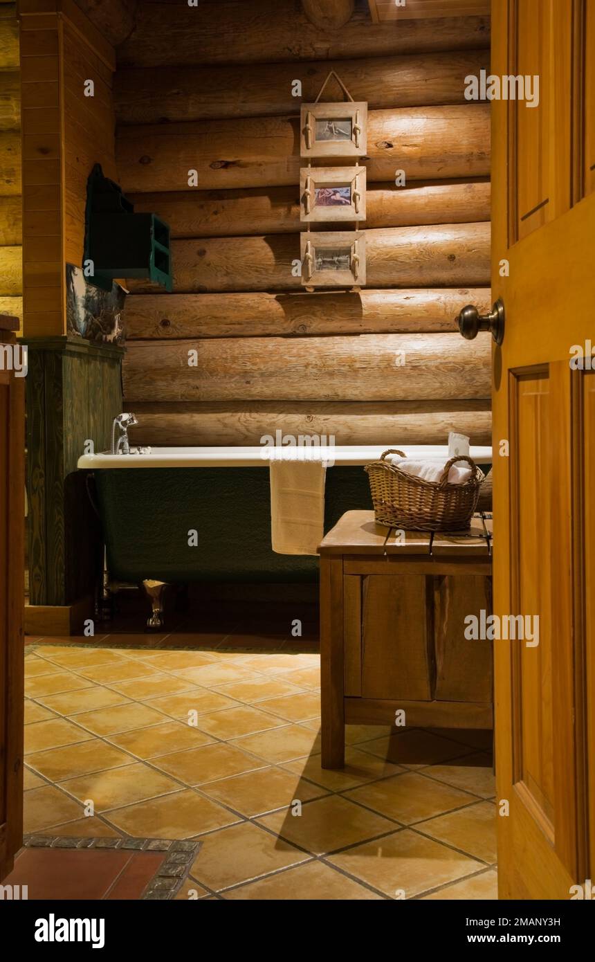 Vasca da bagno indipendente con pavimento in piastrelle di ceramica nella stanza da bagno principale in stile scandinavo, Quebec, Canada. Questa immagine è di proprietà RELE Foto Stock