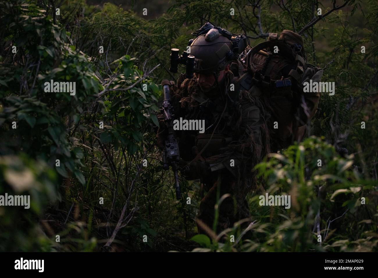 STATI UNITI James Cerny, con Anfibio Reconnaissance Platoon, squadra di cecchini, 31st Marine Expeditionary Unit, escursioni fino alla sua posizione di esercizio di fuoco vivo, parte dell'esercizio di addestramento urbano realistico 23,1 Marine Corps base Hawaii Crater, 11 gennaio 2023. Lo scopo di RUTEX è quello di incorporare le competenze individuali e di piccole unità specializzate dell'MEU e di condurre operazioni ad alta intensità, avanzate e complesse della Task Force aerea marina al fine di preparare meus e altre forze designate a sostenere i comandanti combattenti geografici. (STATI UNITI Corpo marino foto di Lance CPL. Clayton Baker Foto Stock