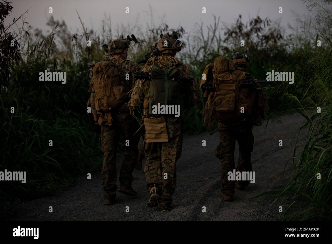 STATI UNITI Marines con Anfibio Reconnaissance Platoon, squadra di cecchino, 31st Marine Expeditionary Unit, escursione fino alla loro posizione di esercizio di fuoco vivo, parte dell'esercizio di addestramento urbano realistico 23,1, Marine Corps base Hawaii Crater, 11 gennaio 2023. Lo scopo di RUTEX è quello di incorporare le competenze individuali e di piccole unità specializzate dell'MEU e di condurre operazioni ad alta intensità, avanzate e complesse della Task Force aerea marina al fine di preparare meus e altre forze designate a sostenere i comandanti combattenti geografici. (STATI UNITI Corpo marino foto di Lance CPL. Clayton Baker) Foto Stock