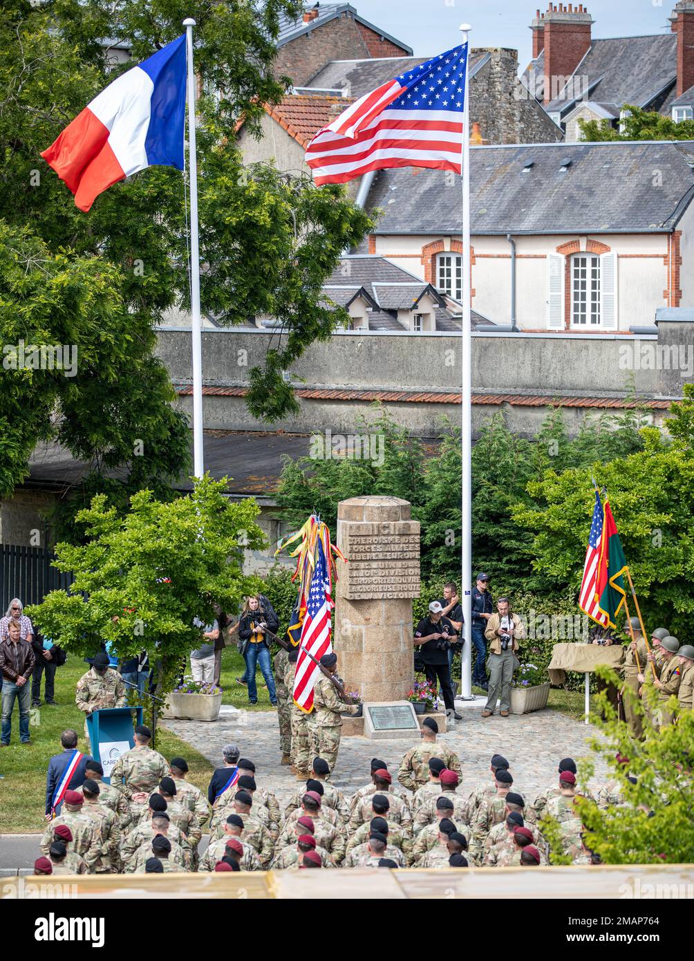 STATI UNITI Soldati dell'esercito e volontari appassionati di storia in rappresentanza della 2nd Divisione Armorata, in formazione, 2 giugno 2022, durante la 2nd° cerimonia di dedicazione della targa della Divisione Armorata, a Mairie de Carentan-les-Marais, Carentan, Francia. La cerimonia ha lo scopo di onorare i soldati della 2nd Divisione Armorata ed è un sito storico in cui si sono incontrate sia la 101st Divisione Airborne che la 2nd Divisione Armorata, una volta liberata la città di Carentan dai nazisti. Foto Stock