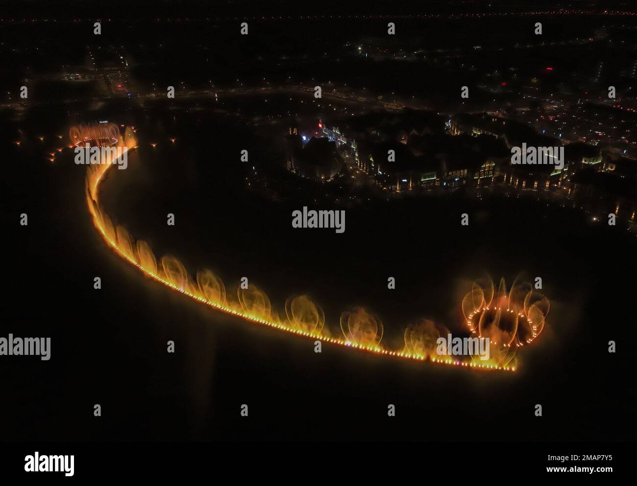 SUZHOU, CINA - 19 GENNAIO 2023 - Foto aerea scattata il 19 gennaio 2023 mostra una grande fontana di suoni, luci, acqua arte e musica in Dayu Bay Commercc Foto Stock