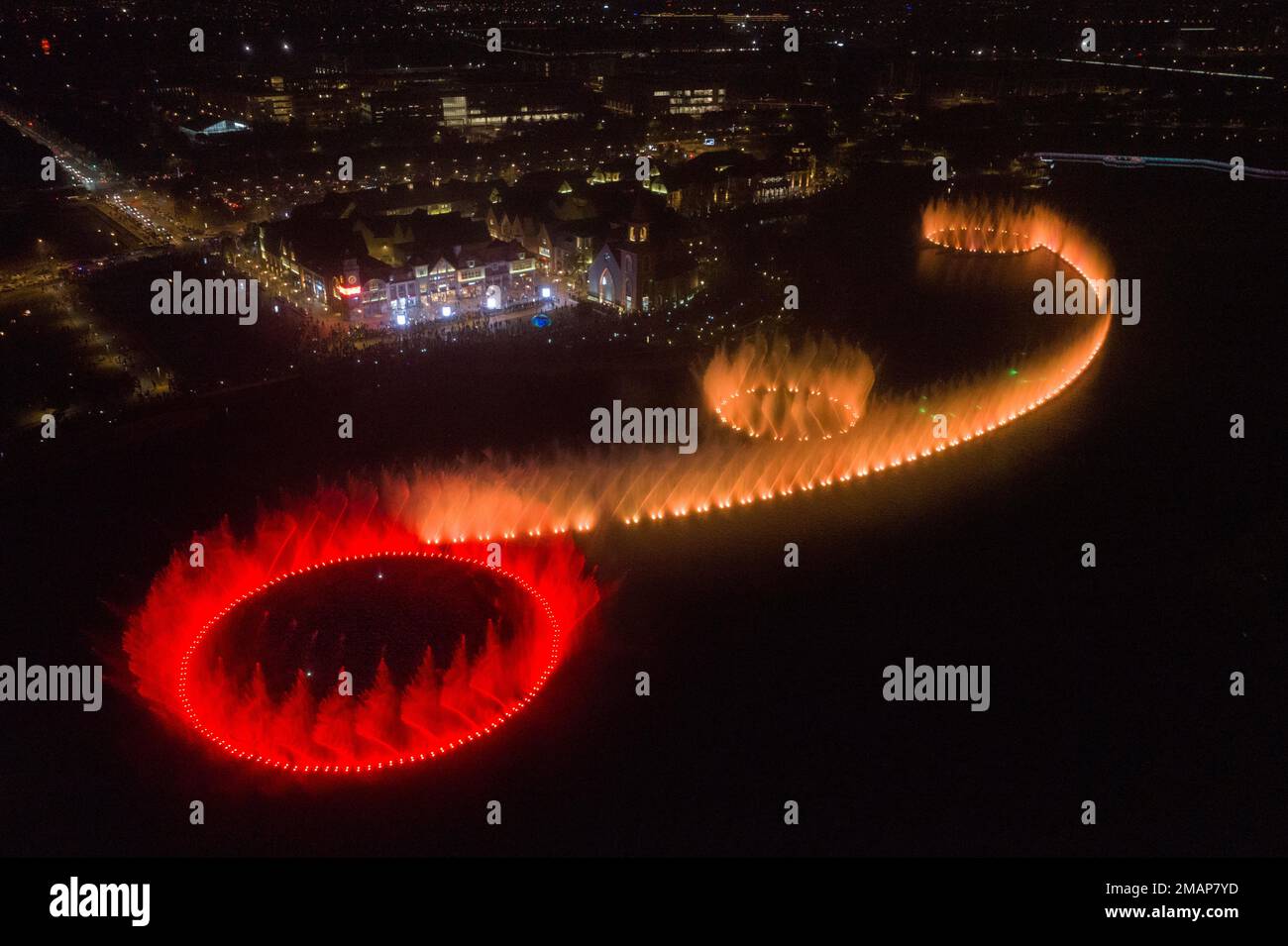 SUZHOU, CINA - 19 GENNAIO 2023 - Foto aerea scattata il 19 gennaio 2023 mostra una grande fontana di suoni, luci, acqua arte e musica in Dayu Bay Commercc Foto Stock