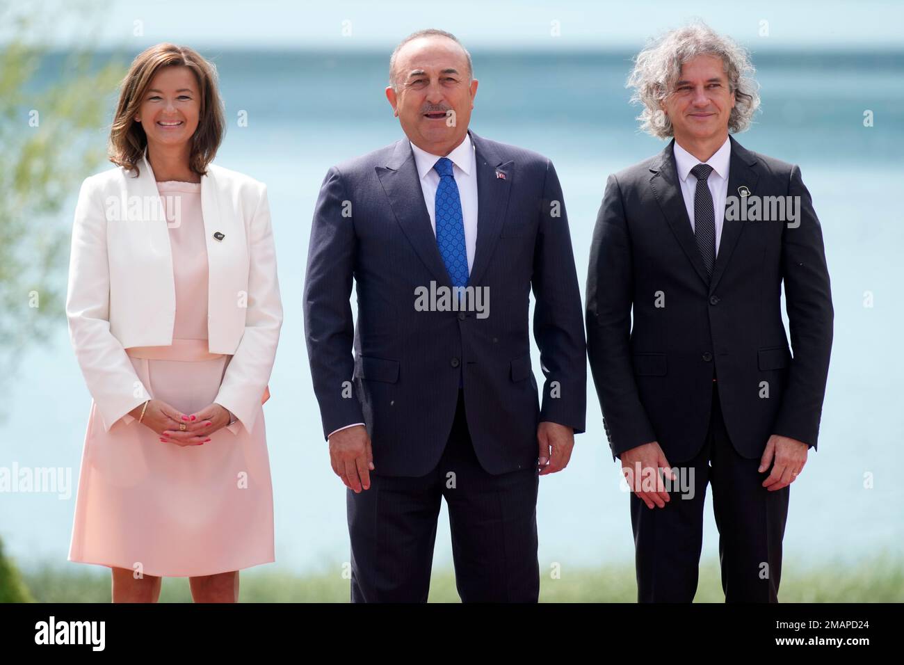 Turkish Foreign Minister Mevlut Cavusoglu, center, is welcomed by Slovenian Foreign Minister Tanja Fajon, left, and Slovenia's Prime Minister Robert Golob as he arrives to the Bled Strategic Forum in Bled, Slovenia, Monday, Aug. 29, 2022. Bled Strategic Forum (BSF) is an annual international conference organized since 2006. (AP Photo/Darko Bandic) Foto Stock