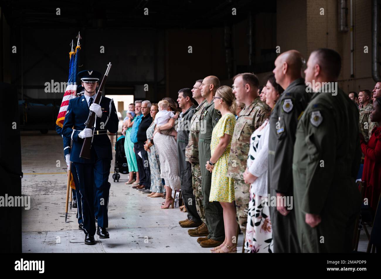 I partecipanti al cambio di comando dello Squadron Test and Evaluation 49th per la presentazione dei colori alla Barksdale Air Force base, Louisiana, 2 giugno 2022. La cerimonia del cambiamento di comando è profondamente radicata nella tradizione militare. Foto Stock