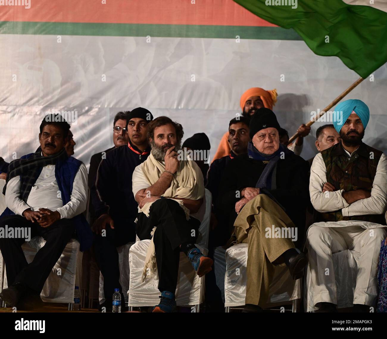 JAMMU, INDIA - GENNAIO 19: Leader del Congresso Rahul Gandhi insieme con il Presidente della Conferenza Nazionale Farooq Abdullah e alti dirigenti del congresso durante il Bharat Jodo Yatra al confine con Punjab Lakhanpur il 19 Gennaio 2023 circa 90 km da Jammu, India. Il governo sta indulgendo nel pickpocketing di massa deviando l'attenzione delle persone e poi saccheggiando loro, il leader del Congresso Rahul Gandhi ha detto Giovedi dopo che il suo Bharat Jodo Yatra è entrato Jammu e Kashmir. Gandhi ha iniziato a camminare da Kanyakumari nel mese di settembre. Il Bharat Jodo Yatra si concluderà a Srinagar il 30 gennaio. (Foto di WAS Foto Stock