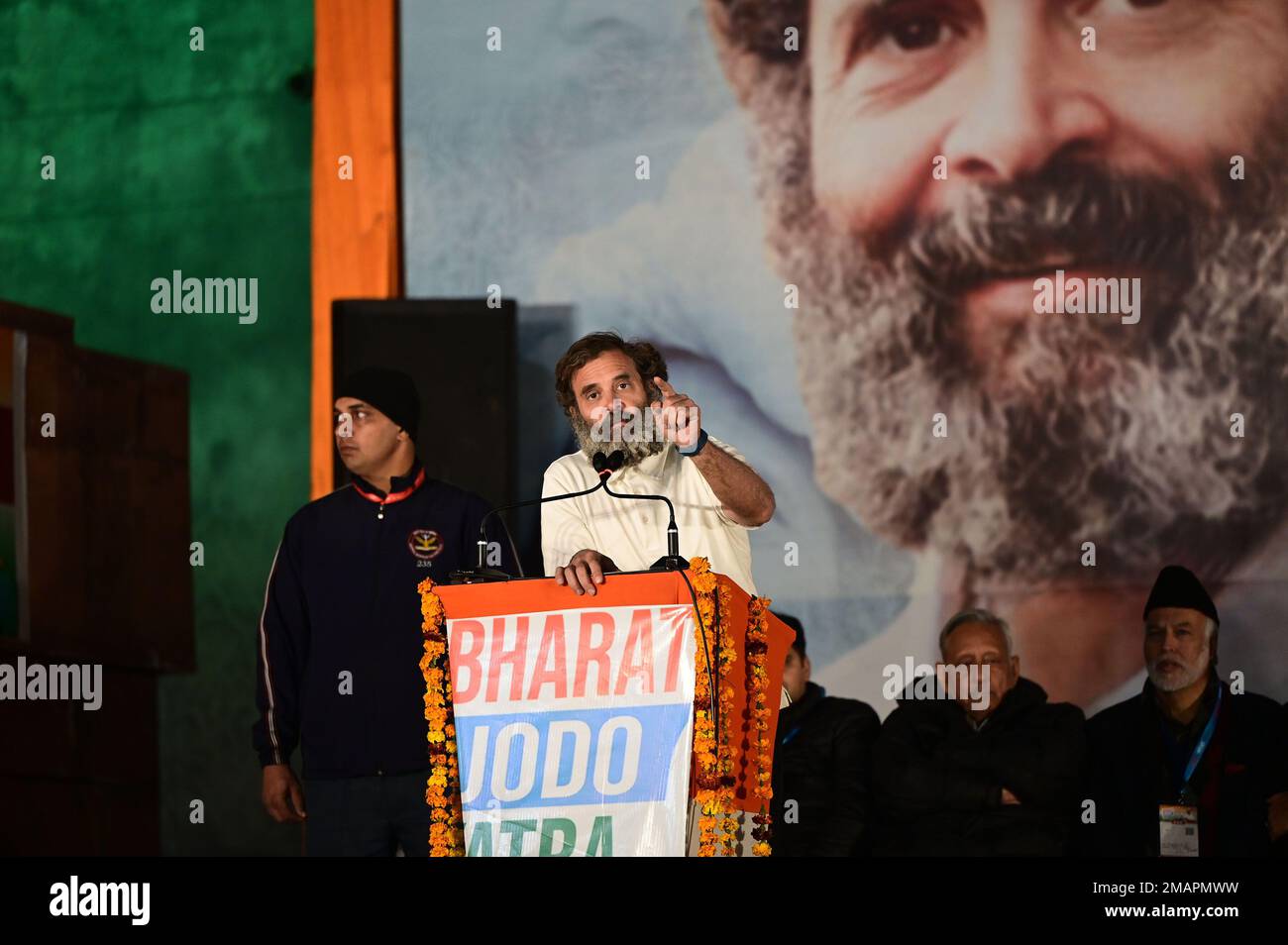 JAMMU, INDIA - GENNAIO 19: Il leader del Congresso Rahul Gandhi si è radunato durante il Bharat Jodo Yatra al confine con Punjab Lakhanpur il 19 Gennaio 2023 circa 90 km da Jammu, India. Il governo sta indulgendo nel pickpocketing di massa deviando l'attenzione delle persone e poi saccheggiando loro, il leader del Congresso Rahul Gandhi ha detto Giovedi dopo che il suo Bharat Jodo Yatra è entrato Jammu e Kashmir. Gandhi ha iniziato a camminare da Kanyakumari nel mese di settembre. Il Bharat Jodo Yatra si concluderà a Srinagar il 30 gennaio. (Foto di Waseem Andrabi/Hindustan Times/Sipa USA) Credit: Sipa USA/Alamy Live News Foto Stock